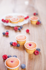 fruchtige Muffins mit Heidelbeeren und Himbeeren