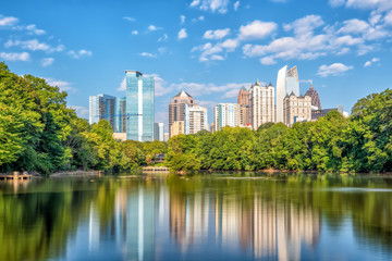 Obraz premium Midtown Atlanta skyline from the park