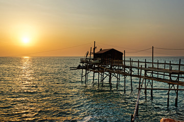 Fototapeta na wymiar Trabucco at sunset on the Adriatic Sea (Italy) Trabocco al tramonto sul mar Adriatico (Termoli)