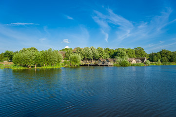 Landschaft am Wallsee mit Blick zum Wallmuseum mit Slawendorf