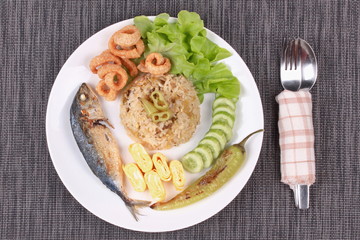 Soft-boiled blood cockles shell  served with spicy sauce.