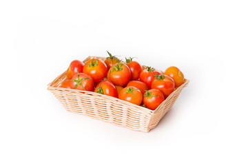 Cesto con tomates maduros para untar el pan