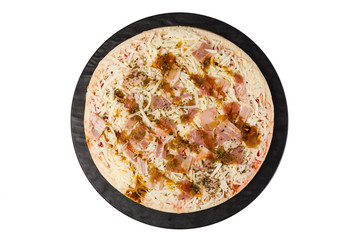 Pizza cruda lista para poner en el horno vista superior