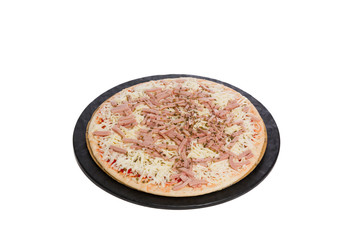 Pizza cruda lista para poner en el horno vista 3/4