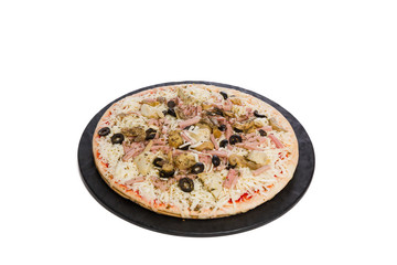 Pizza cruda lista para poner en el horno vista 3/4