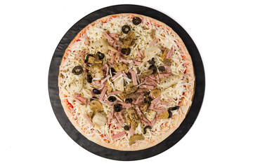 Pizza cruda lista para poner en el horno vista superior