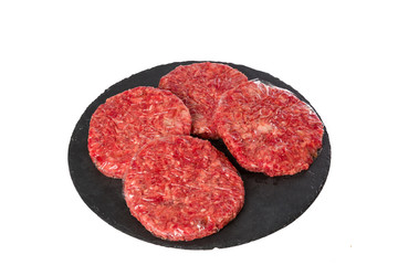 Hamburguesa cruda en un plato