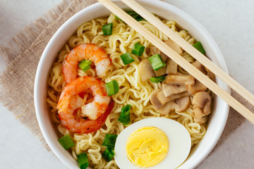 Noodles with shrimps, mushrooms and egg