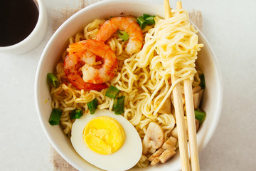 Noodles with shrimps, mushrooms and egg
