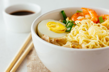 Noodles with shrimps, mushrooms and egg