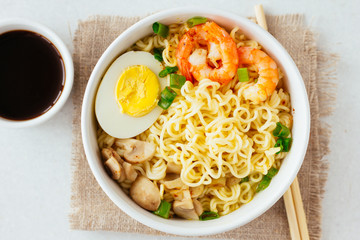 Noodles with shrimps, mushrooms and egg