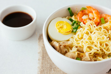 Noodles with shrimps, mushrooms and egg