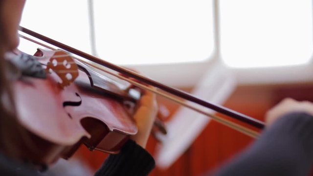 The girl plays the violin well.