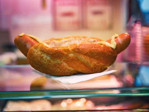 Wurst mit Br&ouml;tchen