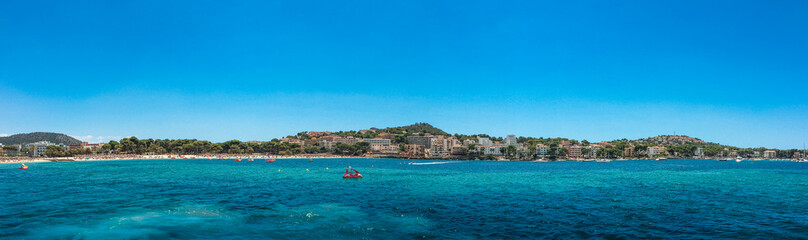 Beautiful sea with mountainous landscape in the back