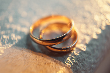 Obraz na płótnie Canvas classic gold wedding rings on a white background