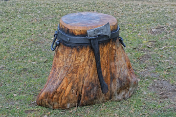 Chopping block for splitting wood with axe