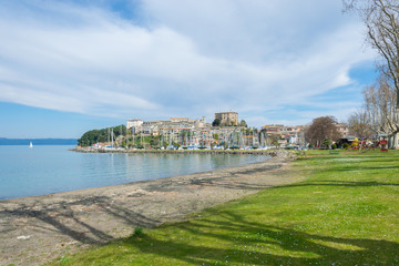 Vista del lungolago di Capodimonte VT