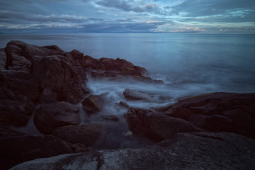 Sanfte Brandung im kühlen Abendlicht