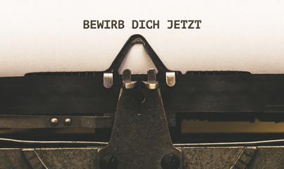 Bewirb dich jetzt, German text for Apply Now on vintage type writer from 1920s