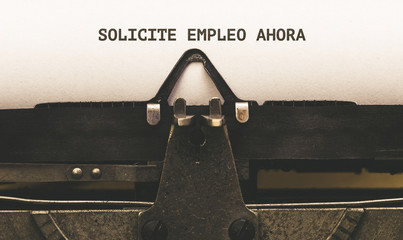Solicite empleo ahora, Spanish text for Apply Now on vintage type writer from 1920s