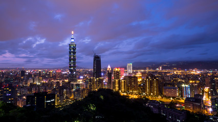 Fototapeta na wymiar Cityscape nightlife view of Taipei 1