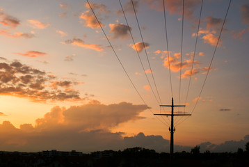 Stromleitung bei Sonnenuntergang