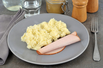 Assiette de purée de pommes de terre et jambon 