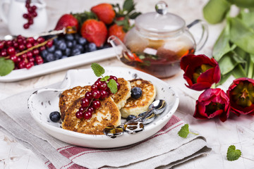 Obraz na płótnie Canvas Cottage cheese pancakes with berries