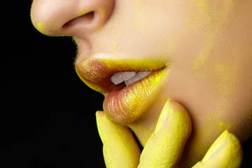 Nahaufnahme von schönen Frauenlippen mit modischem Make-up © Liudmila Dutko