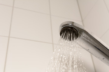 Fototapeta na wymiar Dusche mit Duschkopf im Badezimmer