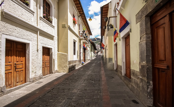 Fototapeta Calle La Ronda, typical colonial street in historic district, Quito, Ecuador