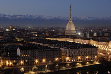 Fototapeta na wymiar Nocturnal vision of town of Turin with the Mole Antonelliana