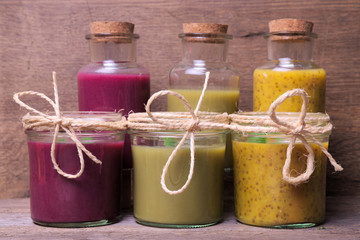 Smoothies aus unterschiedlichen Früchten