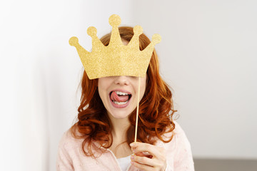 frau versteckt sich hinter eine goldenen krone