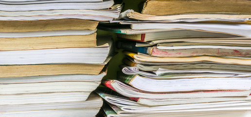 Fundo com cadernos e livros velhos.