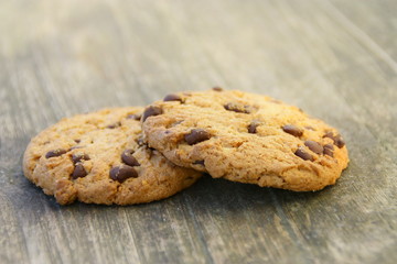 cookies aux pépites de chocolat noir ,isolé,sur fond bois