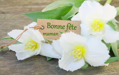 bonne fête maman sur étiquette sur bouquet de
tulipes blanches