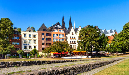 Malerische Häuser in der Altstadt am Rheinufer in Köln