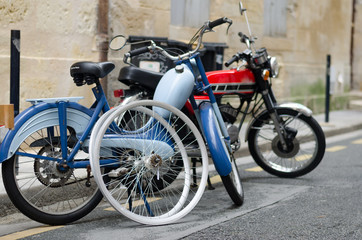 Fototapeta na wymiar Motocycles rétro dans la rue