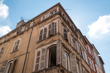 Fototapeta na wymiar Buildings on an old southern france city street