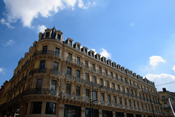 Fototapeta na wymiar Buildings on an old southern france city street