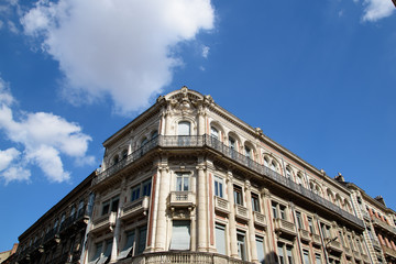 Fototapeta na wymiar Buildings on an old southern france city street
