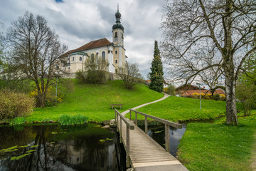 Fototapeta premium Kirche St Johannes in Breitbrunn am Chiemsee, Oberbayern in Deutschland