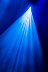 La lumière bleue des projecteurs à travers la fumée dans le théâtre pendant la représentation. Matériel d& 39 éclairage.