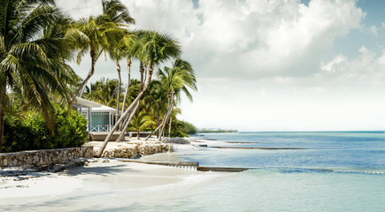 Panorama van het paradijselijke strand op Grand Cayman