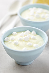 Lemon yoghurt with meringue pieces