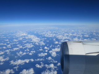 Guardando attraverso la finestra aereo durante il volo in ala con un bel cielo blu