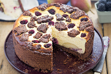 Chocolate cheesecake with pears and blackberries
