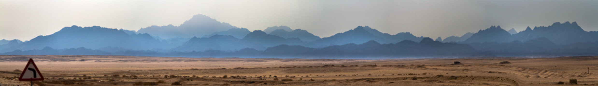 The desert and mountains © askaternoy